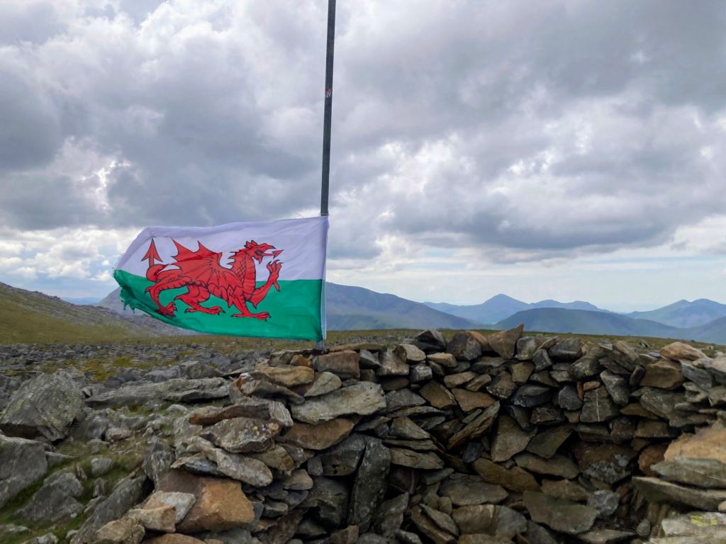 shelter and welsh flag on Elidir Fach