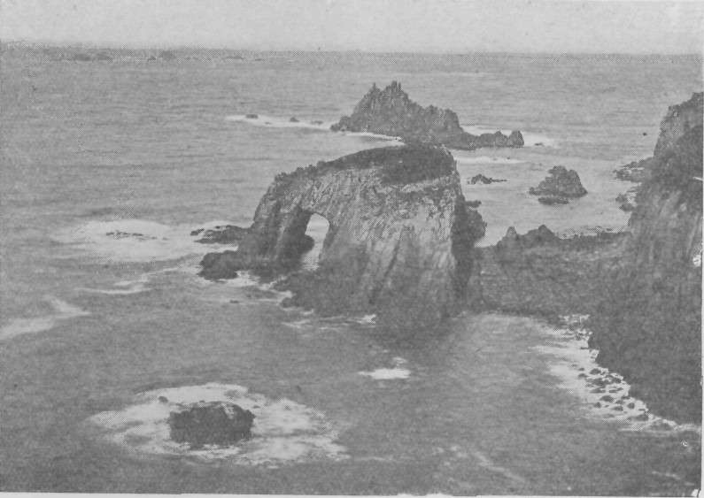 ENYS-DODNAN, ARMED KNIGHT, AND LONGSHIPS.